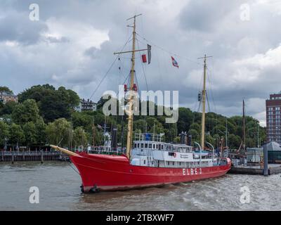 La nave ammiraglia Feuerschiff Elbe 3 al Vintage Baot Museum (vista dal traghetto HADAG del 62 ad Amburgo, Germania. Foto Stock