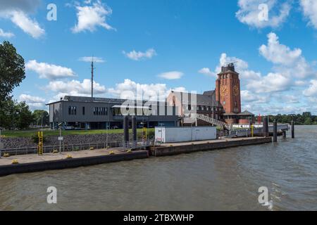 L'autorità portuale di Amburgo presso la sede centrale Nautica di Amburgo (Nautische Zentrale Hamburg) ha visto dal traghetto HADAG del 62 ad Amburgo, in Germania. Foto Stock