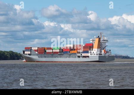 La Thetis D (IMO: 9372274) una nave portacontainer sul fiume Elba vista dal traghetto HADAG del 62 ad Amburgo, Germania. Foto Stock