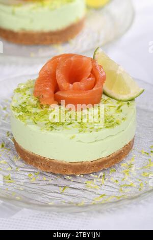 Antipasto timbale a base di avocado, montato con crema di formaggio soffice e lime su crosta corta con salmone. Un'ottima opzione per un menu delle vacanze. Foto Stock