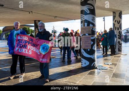 Bournemouth, Dorset, Regno Unito. 9 dicembre 2023. Ora ci alziamo, giorno d'azione, uno dei tanti in tutto il paese, come gruppi ambientalisti di Bournemouth, Christchurch e Poole march per chiedere un'azione per abbattere i gas serra e chiedere giustizia climatica. L'evento coincide con la COP28, dove i leader mondiali si riuniscono a Dubai per lavorare per affrontare la crisi climatica. Crediti: Carolyn Jenkins/Alamy Live News Foto Stock