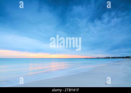 Mammatus nuvola in un cielo tempestoso e un oceano calmo al tramonto in inverno a Coogee Beach, nella periferia meridionale di Perth, Australia Occidentale. Foto Stock