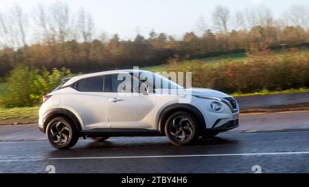 Milton Keynes,Bucks,UK - Dec 8th 2023: 2023 white Nissan Juke  driving on a wet road Foto Stock