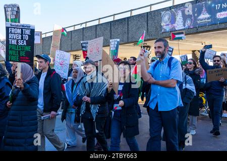 Bournemouth, Dorset, Regno Unito. 9 dicembre 2023. I sostenitori della libertà per la Palestina si mescolano con ora che saliamo, giorno d'azione, a Bournemouth. Crediti: Carolyn Jenkins/Alamy Live News Foto Stock