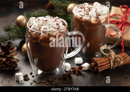 Due tazze di cioccolata calda e marshmallow con sfondo natalizio Foto Stock