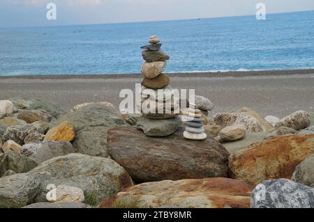 Pile di pietre sulla spiaggia Foto Stock