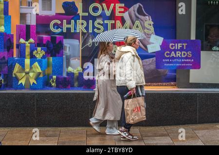 Vetrina decorata "Love Christmas" Marks Spencer a Preston, Regno Unito. 8 dicembre 2023. Negozi natalizi, negozi, shopping in una giornata umida a Fishergate High Street. Credito ; MediaWorldImages/AlamyLiveNews Foto Stock