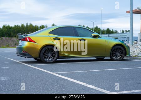 Moss, Norvegia - agosto 25 2023: La pellicola in vinile cambia colore su una Lexus È 300H. Foto Stock