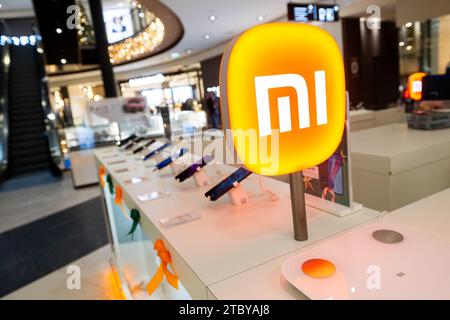 Logo Xiaomi visto al centro commerciale di Danzica. Foto Stock