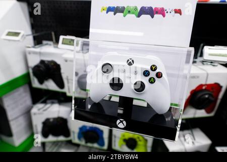 Danzica, Polonia. 8 dicembre 2023. Un gamepad Xbox visto nel centro commerciale di Danzica. (Immagine di credito: © Mateusz Slodkowski/SOPA Images via ZUMA Press Wire) SOLO USO EDITORIALE! Non per USO commerciale! Foto Stock