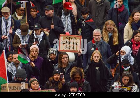 Londra, Regno Unito. 9 dicembre 2023. Manifestanti su Victoria Embankment. Migliaia di persone hanno marciato in solidarietà con la Palestina nel centro di Londra, chiedendo un cessate il fuoco mentre la guerra Israele-Hamas continua. Credito: Vuk Valcic/Alamy Live News Foto Stock