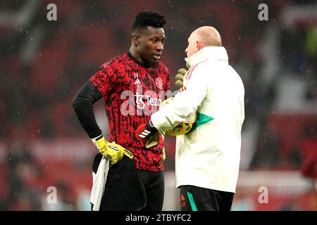 Il portiere del Manchester United Andre Onana (sinistra) parla con l'allenatore di portieri Richard Hartis prima della partita di Premier League all'Old Trafford, Manchester. Data immagine: Sabato 9 dicembre 2023. Foto Stock