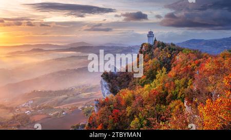 San Marino, Repubblica di San Marino, Italia. Immagine del paesaggio aereo di San Marino, Italia alla splendida alba autunnale. Foto Stock