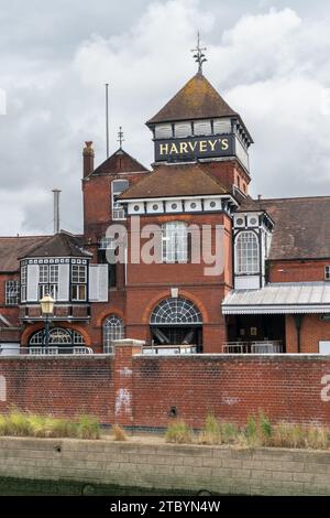 Harvey's Brewery sulle rive del fiume Ouse che attraversa la città di Lewes nell'East Sussex, Regno Unito. Il birrificio è stato fondato nel 1790 da John Harvey Foto Stock