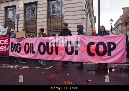 Londra, Inghilterra, Regno Unito. 9 dicembre 2023. Gli attivisti del clima si sono riuniti fuori dalla sede centrale della BP nel centro di Londra per protestare contro le compagnie petrolifere che hanno preso il controllo della COP28 e invocato la giustizia climatica. (Immagine di credito: © Vuk Valcic/ZUMA Press Wire) SOLO USO EDITORIALE! Non per USO commerciale! Foto Stock
