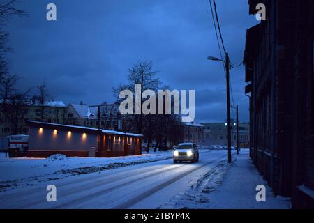 Auto sulla strada innevata di Telliskivi Foto Stock