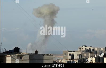 Rafah, Gaza. 9 dicembre 2023. Il fumo rimbalza dopo il bombardamento israeliano nella zona di al-Mawasi a ovest di Rafah nella Striscia di Gaza meridionale, sabato 9 dicembre 2023. Foto di Ismael Mohamad/UPI. Crediti: UPI/Alamy Live News Foto Stock