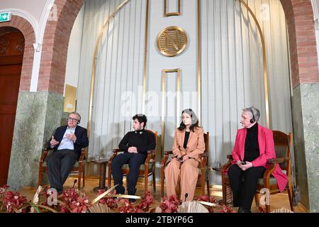 Il capo del Comitato Nobel norvegese Berit Reiss-Andersen tiene una conferenza stampa con il marito e i figli del premio Nobel per la pace di quest'anno, l'attivista iraniano per i diritti umani Narges Mohammadi (non in foto), con suo marito Taghi Rahmani e i loro figli Ali e Kiana. A Oslo, Norvegia, sabato 9 dicembre 2023. Il premio Nobel per la pace del 2023 Narges Mohammadi è imprigionato ed è quindi rappresentato dalla sua famiglia. Mohammadi riceve il premio di pace per la sua lotta contro l'oppressione delle donne in Iran e la lotta per i diritti umani e la libertà per tutti. 9 dicembre Foto Stock