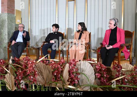 Il capo del Comitato Nobel norvegese Berit Reiss-Andersen tiene una conferenza stampa con il marito e i figli del premio Nobel per la pace di quest'anno, l'attivista iraniano per i diritti umani Narges Mohammadi (non in foto), con suo marito Taghi Rahmani e i loro figli Ali e Kiana. A Oslo, Norvegia, sabato 9 dicembre 2023. Il premio Nobel per la pace del 2023 Narges Mohammadi è imprigionato ed è quindi rappresentato dalla sua famiglia. Mohammadi riceve il premio di pace per la sua lotta contro l'oppressione delle donne in Iran e la lotta per i diritti umani e la libertà per tutti. 9 dicembre Foto Stock