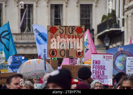 Londra, Inghilterra, Regno Unito. 9 dicembre 2023. Un manifestante tiene un cartello Stop Rosebank. Gli attivisti del clima si sono riuniti fuori dalla sede centrale della BP nel centro di Londra per protestare contro le compagnie petrolifere che hanno preso il controllo della COP28 e invocato la giustizia climatica. (Immagine di credito: © Vuk Valcic/ZUMA Press Wire) SOLO USO EDITORIALE! Non per USO commerciale! Foto Stock