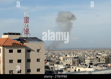 Rafah, Gaza. 9 dicembre 2023. Il fumo rimbalza dopo il bombardamento israeliano nella zona di al-Mawasi a ovest di Rafah nella Striscia di Gaza meridionale, sabato 9 dicembre 2023. Foto di Ismael Mohamad/UPI. Crediti: UPI/Alamy Live News Foto Stock