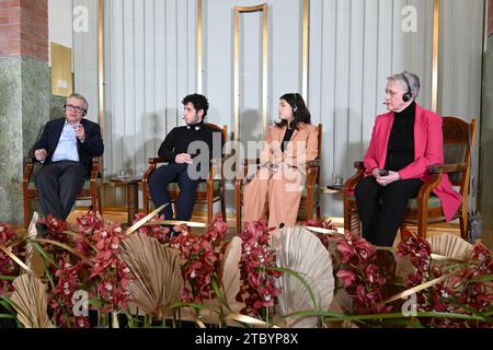 Il capo del Comitato Nobel norvegese Berit Reiss-Andersen tiene una conferenza stampa con il marito e i figli del premio Nobel per la pace di quest'anno, l'attivista iraniano per i diritti umani Narges Mohammadi (non in foto), con suo marito Taghi Rahmani e i loro figli Ali e Kiana. A Oslo, Norvegia, sabato 9 dicembre 2023. Il premio Nobel per la pace del 2023 Narges Mohammadi è imprigionato ed è quindi rappresentato dalla sua famiglia. Mohammadi riceve il premio di pace per la sua lotta contro l'oppressione delle donne in Iran e la lotta per i diritti umani e la libertà per tutti. 9 dicembre Foto Stock