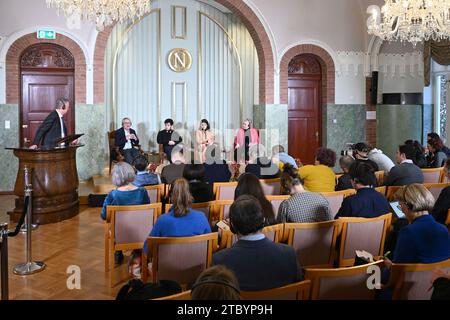 Il capo del Comitato Nobel norvegese Berit Reiss-Andersen tiene una conferenza stampa con il marito e i figli del premio Nobel per la pace di quest'anno, l'attivista iraniano per i diritti umani Narges Mohammadi (non in foto), con suo marito Taghi Rahmani e i loro figli Ali e Kiana. A Oslo, Norvegia, sabato 9 dicembre 2023. Il premio Nobel per la pace del 2023 Narges Mohammadi è imprigionato ed è quindi rappresentato dalla sua famiglia. Mohammadi riceve il premio di pace per la sua lotta contro l'oppressione delle donne in Iran e la lotta per i diritti umani e la libertà per tutti. 9 dicembre Foto Stock