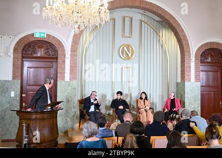 Il capo del Comitato Nobel norvegese Berit Reiss-Andersen tiene una conferenza stampa con il marito e i figli del premio Nobel per la pace di quest'anno, l'attivista iraniano per i diritti umani Narges Mohammadi (non in foto), con suo marito Taghi Rahmani e i loro figli Ali e Kiana. A Oslo, Norvegia, sabato 9 dicembre 2023. Il premio Nobel per la pace del 2023 Narges Mohammadi è imprigionato ed è quindi rappresentato dalla sua famiglia. Mohammadi riceve il premio di pace per la sua lotta contro l'oppressione delle donne in Iran e la lotta per i diritti umani e la libertà per tutti. 9 dicembre Foto Stock