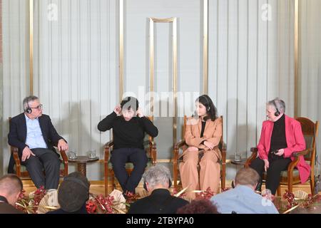 Il capo del Comitato Nobel norvegese Berit Reiss-Andersen tiene una conferenza stampa con il marito e i figli del premio Nobel per la pace di quest'anno, l'attivista iraniano per i diritti umani Narges Mohammadi (non in foto), con suo marito Taghi Rahmani e i loro figli Ali e Kiana. A Oslo, Norvegia, sabato 9 dicembre 2023. Il premio Nobel per la pace del 2023 Narges Mohammadi è imprigionato ed è quindi rappresentato dalla sua famiglia. Mohammadi riceve il premio di pace per la sua lotta contro l'oppressione delle donne in Iran e la lotta per i diritti umani e la libertà per tutti. 9 dicembre Foto Stock