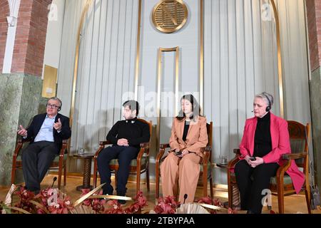 Il capo del Comitato Nobel norvegese Berit Reiss-Andersen tiene una conferenza stampa con il marito e i figli del premio Nobel per la pace di quest'anno, l'attivista iraniano per i diritti umani Narges Mohammadi (non in foto), con suo marito Taghi Rahmani e i loro figli Ali e Kiana. A Oslo, Norvegia, sabato 9 dicembre 2023. Il premio Nobel per la pace del 2023 Narges Mohammadi è imprigionato ed è quindi rappresentato dalla sua famiglia. Mohammadi riceve il premio di pace per la sua lotta contro l'oppressione delle donne in Iran e la lotta per i diritti umani e la libertà per tutti. 9 dicembre Foto Stock