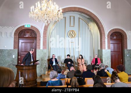 Il capo del Comitato Nobel norvegese Berit Reiss-Andersen tiene una conferenza stampa con il marito e i figli del premio Nobel per la pace di quest'anno, l'attivista iraniano per i diritti umani Narges Mohammadi (non in foto), con suo marito Taghi Rahmani e i loro figli Ali e Kiana. A Oslo, Norvegia, sabato 9 dicembre 2023. Il premio Nobel per la pace del 2023 Narges Mohammadi è imprigionato ed è quindi rappresentato dalla sua famiglia. Mohammadi riceve il premio di pace per la sua lotta contro l'oppressione delle donne in Iran e la lotta per i diritti umani e la libertà per tutti. 9 dicembre Foto Stock