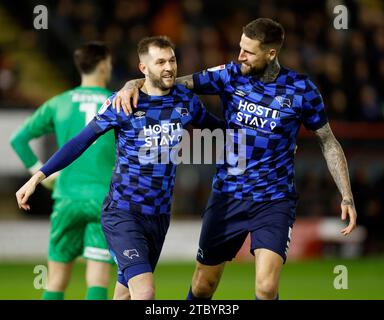 Tom Barkhuizen (a sinistra) del Derby County celebra il terzo gol della partita con Sonny Bradley (a destra) durante la partita di Sky Bet League One a Brisbane Road, Londra. Data immagine: Sabato 9 dicembre 2023. Foto Stock