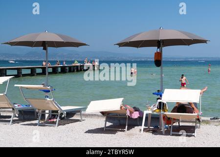 Spiaggia Lido delle Bionde di Lago di Garda (Lago di Garda) a Sirmione, Provincia di Brescia, Lombardia, Italia © Wojciech Strozyk / Alamy Stock Photo Foto Stock