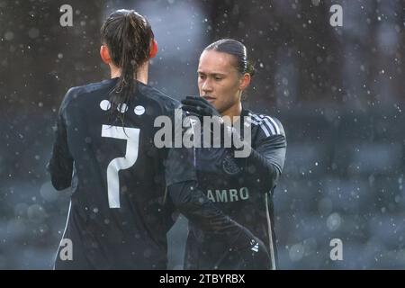 Eindhoven, Paesi Bassi. 9 dicembre 2023. EINDHOVEN, PAESI BASSI - 9 DICEMBRE: Quinty Sabajo dell'Ajax festeggia il primo gol della squadra con Romee Leuchter dell'Ajax durante l'Azerion Vrouwen Eredivisie match tra PSV e Ajax al PSV Campus de Herdgang il 9 dicembre 2023 a Eindhoven, Paesi Bassi. (Foto di Joris Verwijst/Orange Pictures) credito: Orange Pics BV/Alamy Live News Foto Stock