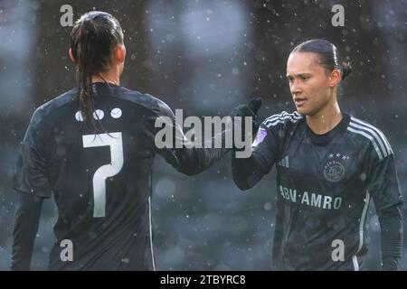 Eindhoven, Paesi Bassi. 9 dicembre 2023. EINDHOVEN, PAESI BASSI - 9 DICEMBRE: Quinty Sabajo dell'Ajax festeggia il primo gol della squadra con Romee Leuchter dell'Ajax durante l'Azerion Vrouwen Eredivisie match tra PSV e Ajax al PSV Campus de Herdgang il 9 dicembre 2023 a Eindhoven, Paesi Bassi. (Foto di Joris Verwijst/Orange Pictures) credito: Orange Pics BV/Alamy Live News Foto Stock