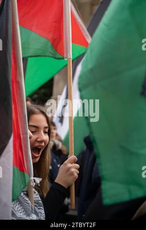 Il 9 dicembre 2023 persone si riuniscono intorno all'incrocio di Bank nella City di Londra per chiedere un cessate il fuoco a Gaza Foto Stock