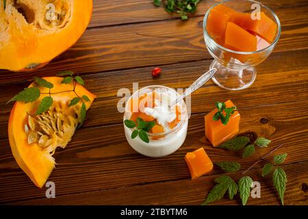 Yogurt fatto in casa con pezzi di marmellata di zucca. Ricette autunnali. Foto Stock