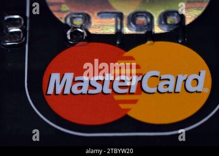 Praga, Repubblica Ceca. 9 dicembre 2023. Immagine del logo MASTERCARD su una carta di credito. (Immagine di credito: © Slavek Ruta/ZUMA Press Wire) SOLO USO EDITORIALE! Non per USO commerciale! Foto Stock