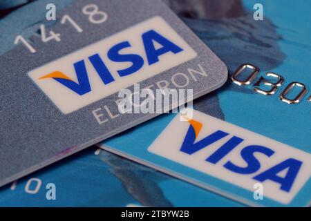 Praga, Repubblica Ceca. 9 dicembre 2023. Immagine del logo VISA su una carta di credito. (Immagine di credito: © Slavek Ruta/ZUMA Press Wire) SOLO USO EDITORIALE! Non per USO commerciale! Foto Stock