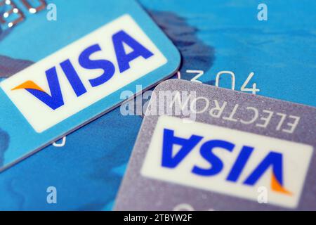 Praga, Repubblica Ceca. 9 dicembre 2023. Immagine del logo VISA su una carta di credito. (Immagine di credito: © Slavek Ruta/ZUMA Press Wire) SOLO USO EDITORIALE! Non per USO commerciale! Foto Stock