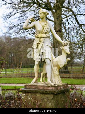 Una statua di Diana la Cacciatrice, una dea del periodo romano ed ellenistico, Lytham Hall, Lytham St Annes, Lancashire, Regno Unito, Europa Foto Stock