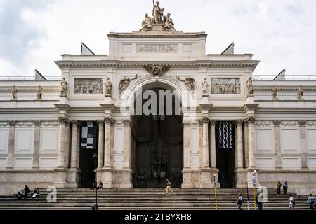 Roma, Italia - 10 ottobre 2023: Veduta del Palazzo delle esposizioni. Il Palazzo delle esposizioni è una sala espositiva neoclassica, cente culturale Foto Stock