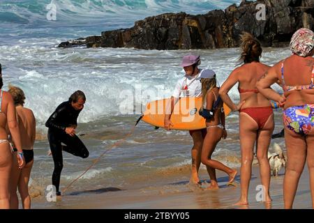 Bagnino in azione per aiutare un surfista ferito, El Cotillo, Fuerteventura, Isole Canarie, Spagna. Presa nel novembre 2023. cim Foto Stock