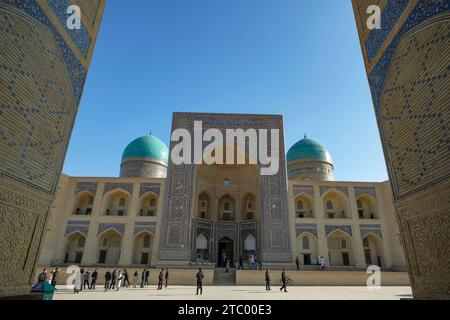 Bukhara, Uzbekistan - 9 dicembre 2023: Persone in visita alla Madrasa Mir-i-Arab nel centro di Bukhara in Uzbekistan. Foto Stock