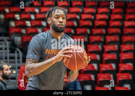 Chemnitz, Deutschland 09. Dicembre 2023: BBL Pokal - 1/4 finale - 2023/2024 - Niners Chemnitz vs. Ratiopharm Ulm IM Bild: Jeffery Garrett (Chemnitz) bei der Erwärmung Foto Stock