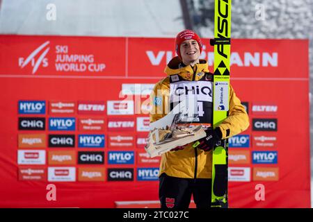 Karl Geiger (Deutschland, SC 1906 Oberstdorf) jubelt im Ziel bei der Siegerehrung auf dem Podium über den Sieg, GER, FIS Viessmsann Skisprung Weltcup Klingenthal, Einzel Springen 09.12.2023 foto: Eibner-Pressefoto/Michael Memmler Foto Stock