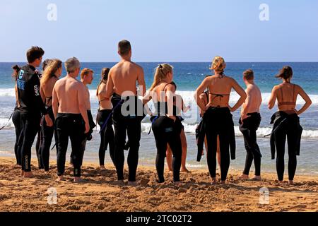 Scuola di surf prima lezione e istruzioni di sicurezza - sulla spiaggia, El Cotillo, Fuerteventura, Isole Canarie, Spagna. Presa nel novembre 2023. Foto Stock