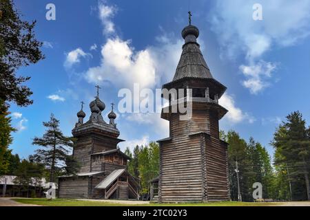 Chiesa in legno dell'ascensione e campanile in stile nazionale russo. Arkhangelsk Foto Stock
