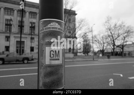 Cartello con la scritta Flint Vehicle City sponsorizzata da GM, su un palo della lampada a Flint, Michigan, USA Foto Stock