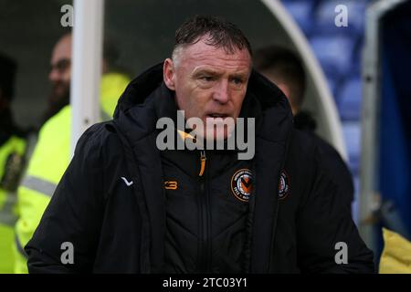 Birkenhead, Regno Unito. 9 dicembre 2023. Graham Coughlan, il manager della contea di Newport sta a guardare. EFL Skybet Football League Two match, Tranmere Rovers contro Newport County a Prenton Park, Birkenhead, Wirral sabato 9 dicembre 2023. Questa immagine può essere utilizzata solo per scopi editoriali. Solo per uso editoriale, .pic di Chris Stading/ Credit: Andrew Orchard fotografia sportiva/Alamy Live News Foto Stock